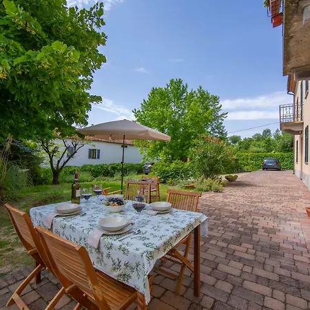 別荘 Casa Clizia Montegrosso dʼAsti